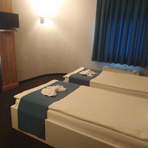 Zimmer mit zwei Einzelbetten