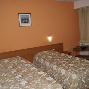 Zimmer mit Kingsize-Bett