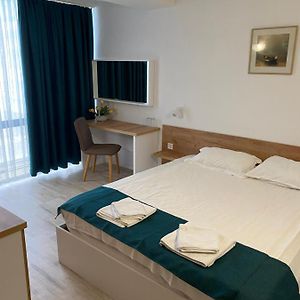 Zimmer mit Kingsize-Bett
